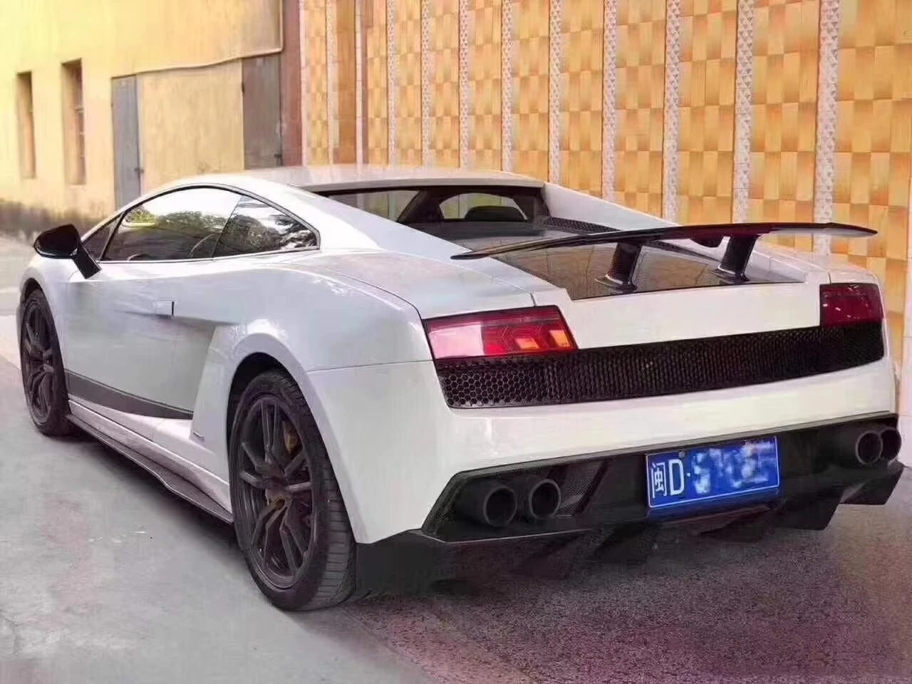 DMC Style Carbon Fiber Rear Bumper Lip  Suitable for  Gallardo LP550 LP560 LP570  Carbon Fiber Rear Diffuser